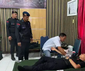 Semarakkan HUT TNI, Personil Brimob dan Bhayangkari Donor Darah Di Kodim
