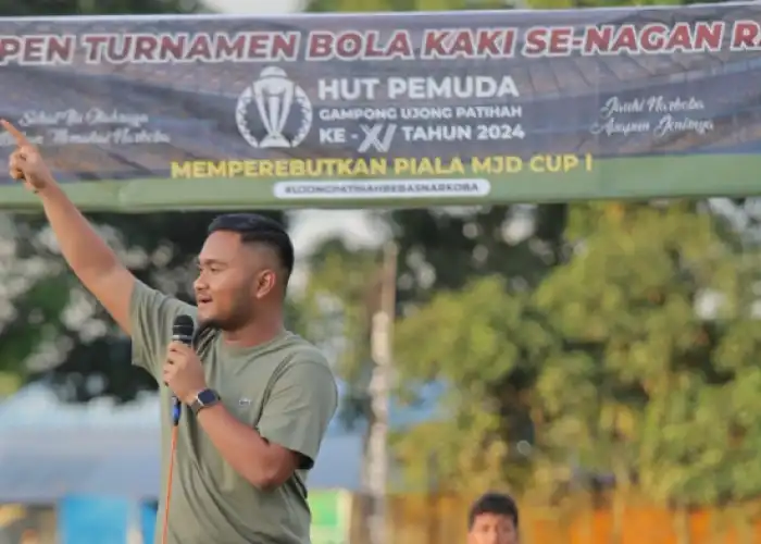 FOTO - Direktur Utama MJD Group Pada Penutupan Turnamen Bola Kaki Nagan Raya