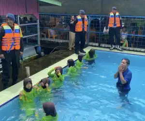 Personel Brimob Laksanakan Patroli Ke Lokasi Objek Wisata