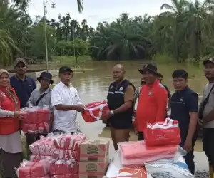 Pemkab Aceh Utara Serahkan Bantuan Masa Panik Kepada Masyarakat Terdampak Banjir