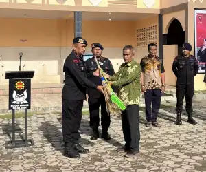 Sambut HUT Ke 79, Brimob Gelar Bakti Sosial Bersihkan Masjid