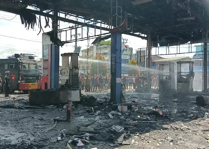 Brimob Aceh Bergerak Cepat Padamkan Api Yang Membakar SPBU Di Kota Subulussalam