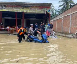 Banjir Landa Wilayah Nagan Raya, Brimob Hadir Bantu Warga
