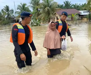 Aksi Sigap Brimob Aceh Tangani Banjir Di Nagan Raya