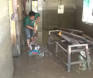 Genangan Air di Kecamatan Tripa Makmur Berangsur Surut, Warga Mulai Bersihkan Sisa-Sisa Banjir