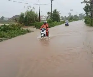 Curah Hujan Tinggi, Badan Jalan Antar Desa di Lamno Tergenang Banjir