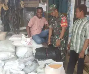 Sambangi Kios Pertanian, Babinsa Panga Cek Persediaan Pupuk Pertanian