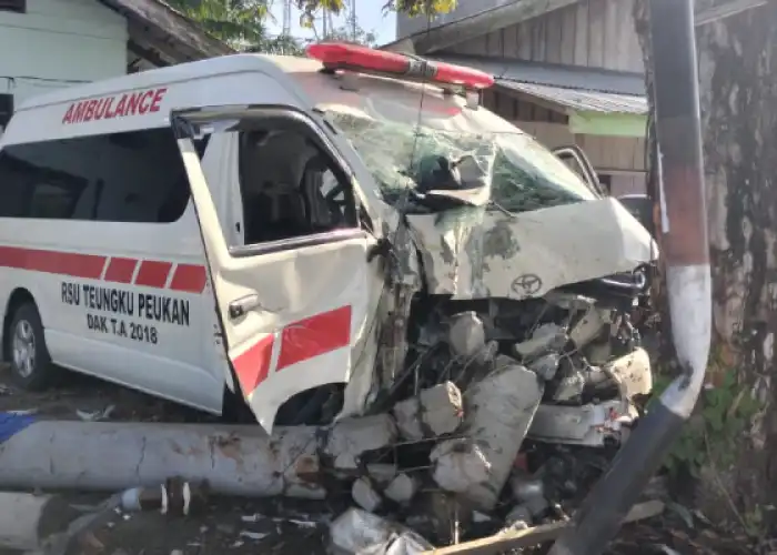 Ambulance RSUD Teungku Peukan Alami Kecelakaan di Aceh Jaya