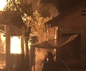 BPBD Aceh Singkil Kerahkan Dua Unit Mobil Pemadam Atasi Kebakaran di Desa Suka Makmur