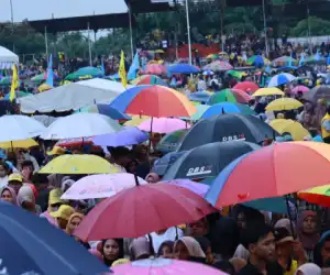 Diguyur Hujan Deras saat Kampanye Akbar, Belasan Ribu Pendukung Tetap Bertahan Mendengar Visi-dan Misi TRK- SAYANG