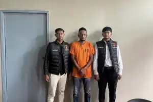 Satreskrim Polres Nagan Raya Serahkan Tersangka dan BB Kasus Pembakaran Pengrusakan Beko ke JPU