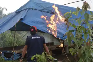 Polisi Bakar Camp Penambang Dilokasi Tambang Ilegal di Nagan Raya