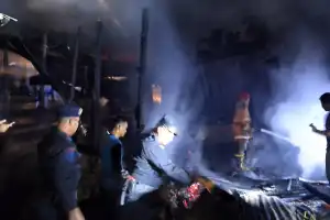 Brimob Aceh Berjibaku Padamkan Api Di Trumon Tengah Aceh Selatan