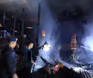 Brimob Aceh Berjibaku Padamkan Api Di Trumon Tengah Aceh Selatan