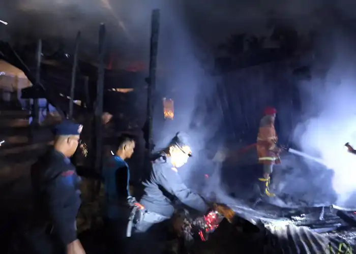 Brimob Aceh Berjibaku Padamkan Api Di Trumon Tengah Aceh Selatan