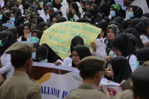 Ratusan Tenaga Honorer Gelar Unjuk Rasa di Kantor DPRK Nagan Raya