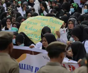 Ratusan Tenaga Honorer Gelar Unjuk Rasa di Kantor DPRK Nagan Raya