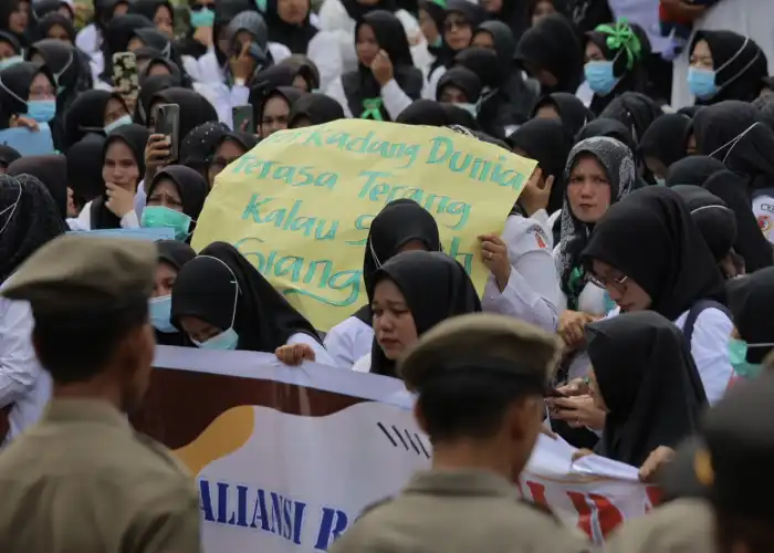 Ratusan Tenaga Honorer Gelar Unjuk Rasa di Kantor DPRK Nagan Raya