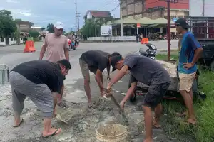 Pemuda Desa Pulo Sarok Inisiatif Perbaiki Jalan, Harap Perhatian Pemerintah Lebih Besar