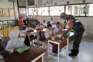 Personil Koramil 02/Seunagan Lakukan Pendampingan Makan Bergizi