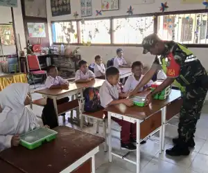 Personil Koramil 02/Seunagan Lakukan Pendampingan Makan Bergizi