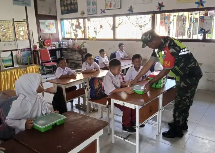 Personil Koramil 02/Seunagan Lakukan Pendampingan Makan Bergizi