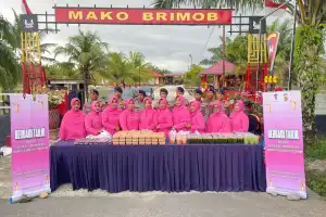 Brimob Batalyon C Pelopor Bagi Takjil Kepada Pengguna Jalan