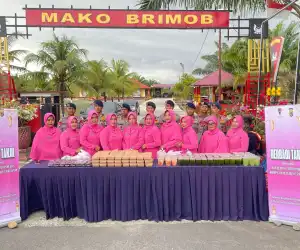 Brimob Batalyon C Pelopor Bagi Takjil Kepada Pengguna Jalan