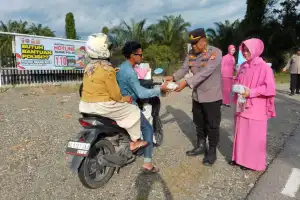 Polsek Tadu Raya Bagikan Ratusan Takjil kepada Pengguna Jalan