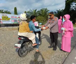 Polsek Tadu Raya Bagikan Ratusan Takjil kepada Pengguna Jalan