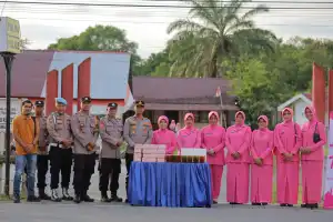 Kapolsek Kuala Ipda Mursal Bersama Ketua Ranting Bhayangkari Bagikan Takjil untuk Pengguna Jalan