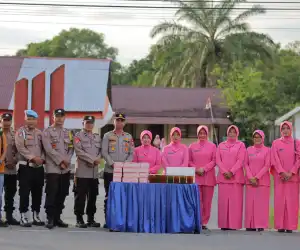 Kapolsek Kuala Ipda Mursal Bersama Ketua Ranting Bhayangkari Bagikan Takjil untuk Pengguna Jalan