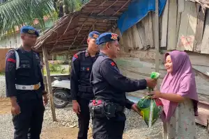 Brimob Nagan Raya Salurkan Zakat Fitrah Jelang Idul Fitri 1446 H