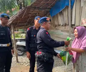 Brimob Nagan Raya Salurkan Zakat Fitrah Jelang Idul Fitri 1446 H
