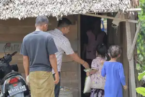 Anggota DPRK Nagan Raya, Aris Munandar Bagikan Seratus Paket Beras Untuk Anak Yatim dan Fakir Miskin