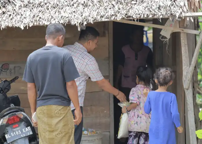 Anggota DPRK Nagan Raya, Aris Munandar Bagikan Seratus Paket Beras Untuk Anak Yatim dan Fakir Miskin