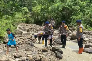 Aksi Sigap Brimob Aceh Terjun Ke Lokasi Longsor
