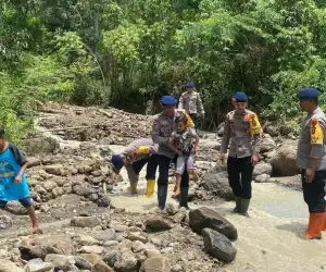 Aksi Sigap Brimob Aceh Terjun Ke Lokasi Longsor
