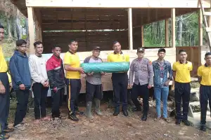 Brimob Kompi 4 Batalyon C Pelopor Polda Aceh Gelar Jum'at Berkah di Gayo Lues: Cat Mushola dan Bagikan Sajadah