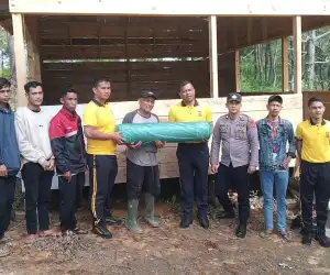 Brimob Kompi 4 Batalyon C Pelopor Polda Aceh Gelar Jum'at Berkah di Gayo Lues: Cat Mushola dan Bagikan Sajadah