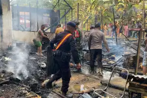 Personel Brimob Laksanakan Quick Respon Pemadaman Kebakaran Di Subulussalam