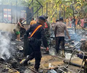 Personel Brimob Laksanakan Quick Respon Pemadaman Kebakaran Di Subulussalam