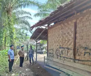 Wakil Ketua II DPRK Nagan Raya Kunjungi Warga Kurang Mampu di Cot Rambong