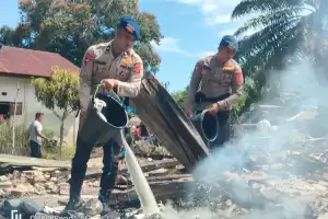 Quick Respon, Personel Brimob Kompi 1 Batalyon C Pelopor Bersama Warga Padamkan Kebakaran