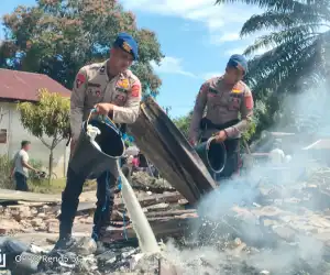 Quick Respon, Personel Brimob Kompi 1 Batalyon C Pelopor Bersama Warga Padamkan Kebakaran