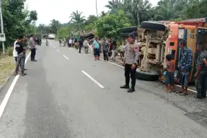 Truk Sawit Terbalik, Brimob Aceh Sigap Membantu