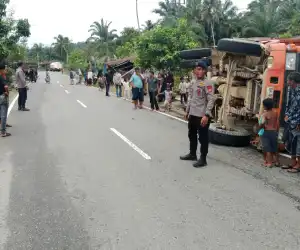 Truk Sawit Terbalik, Brimob Aceh Sigap Membantu