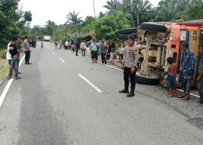 Truk Sawit Terbalik, Brimob Aceh Sigap Membantu