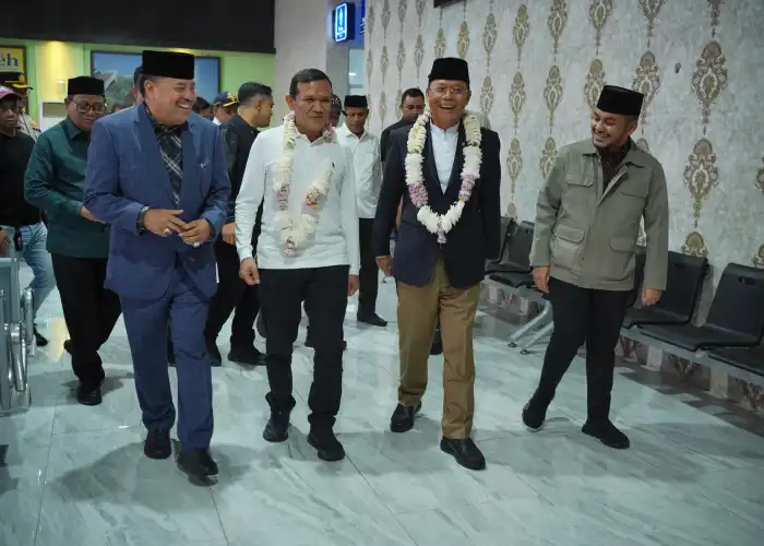&lrm;Ketua DPRK Bersama Forkopimda Sambut Kedatangan Utusan Khusus Presiden di Bandara Cut Nyak Dien