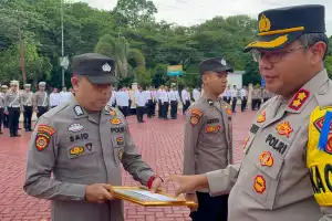 Bentuk Apresiasi, Kapolres Nagan Raya Berikan Penghargaan kepada Anggota Berprestasi